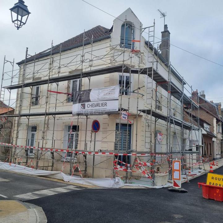Notre entreprise de ravalement de façades intervient à Maintenay et ses alentours pour nettoyer ou réparer efficacement les murs extérieurs.