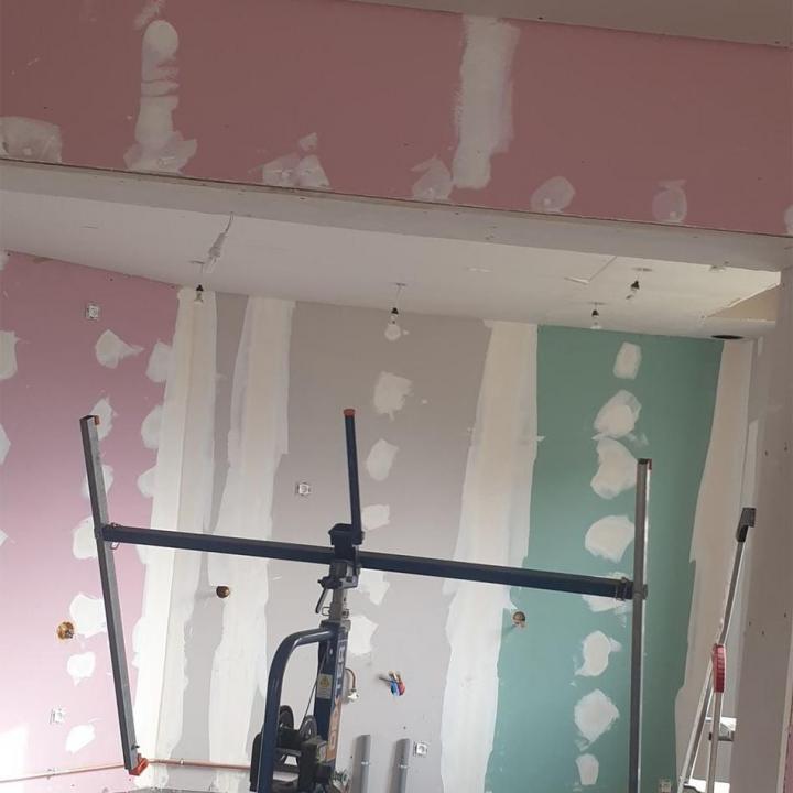 Nous prenons en main tous vos travaux de plâtrerie : pose de plaques de plâtre, de faux plafonds, d’enduits et autres.